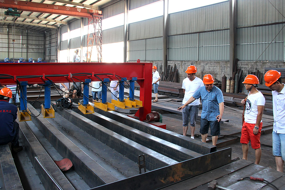 各大經銷商參觀了東方巨龍衡器的新設備廠房